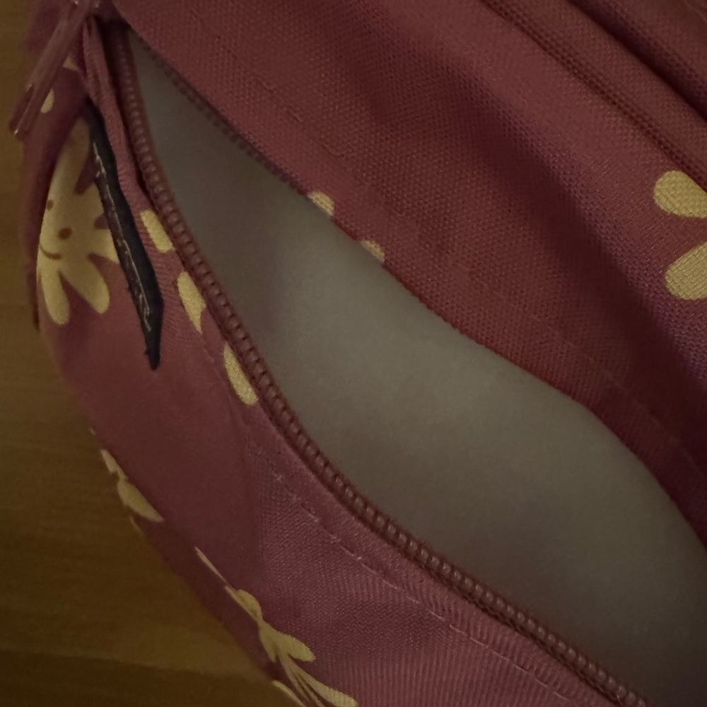 Jansport beltbag-Yellow smiley face Florals
adjustable w/ 2 zippered sections - Picture 12 of 14